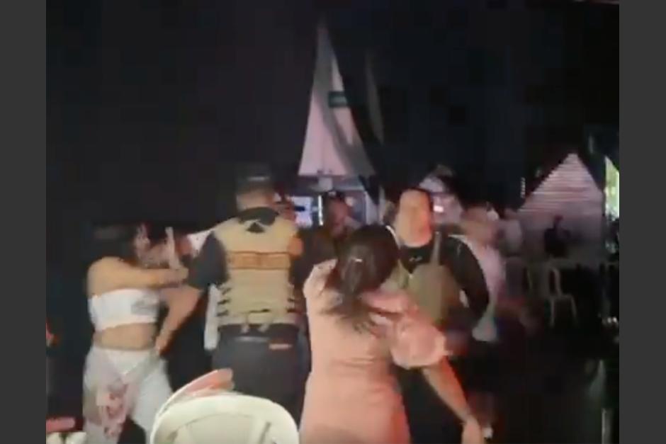Una pelea entre varias mujeres, un hombre y una guardia de seguridad en el concierto de Alexis y Fido se hizo viral. (Foto: captura de pantalla)&nbsp;