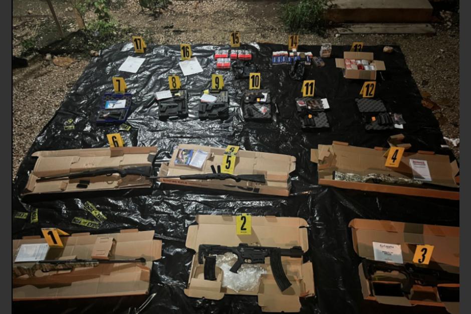 El arsenal que transportaban dos guatemaltecas. (Foto: PNC de Guatemala)