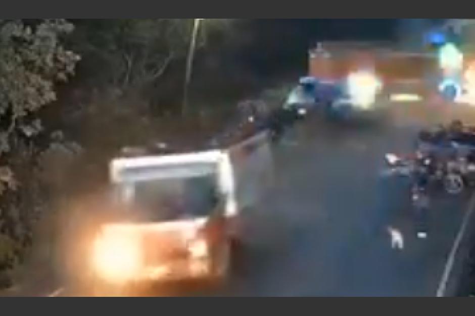 Captan imprudencia de un camión durante pleno accidente. (Foto: captura de video)