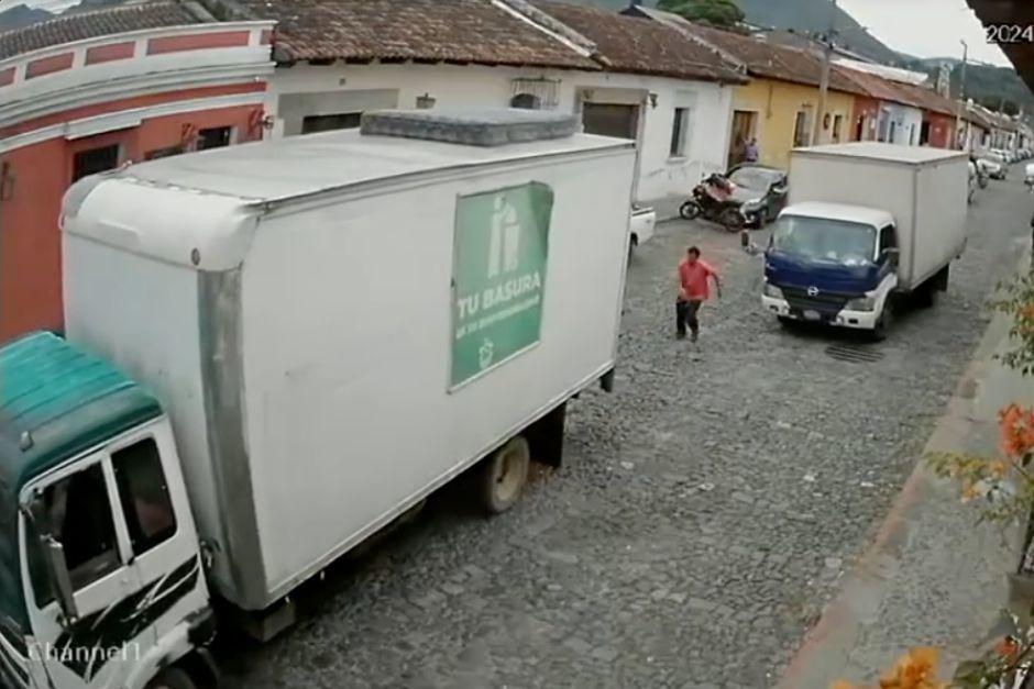 Un camión sin conductor provocó un accidente en la Antigua Guatemala. (Foto: Captura de video)