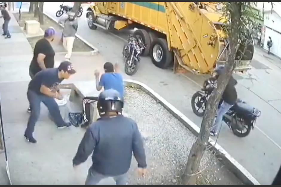 En video quedó captado el momento en que 3 motoristas asaltaron a un grupo de amigos. (Foto: captura de pantalla)&nbsp;