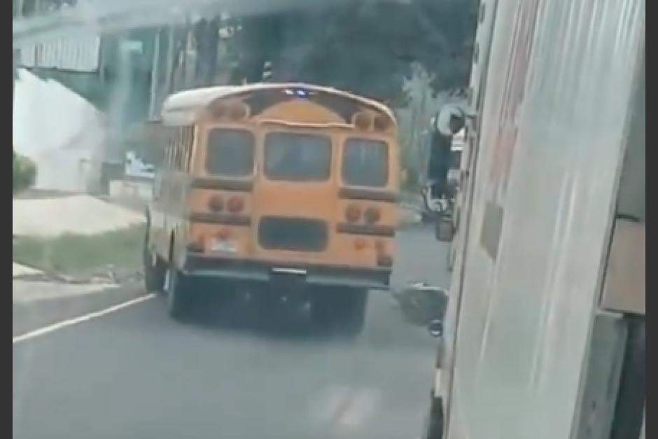 Bus conducía contra la vía y choca contra motorista.&nbsp;(Foto: captura de video)
