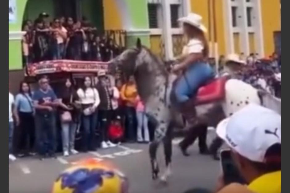 Graban momento en que una mujer cayó de un caballo en pleno desfile de Chimaltenango. (Foto: captura de pantalla)&nbsp;