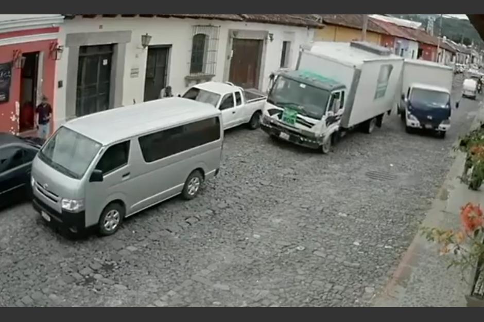 Triple colisión entre vehículos en Antigua Guatemala (Foto: Captura de pantalla)