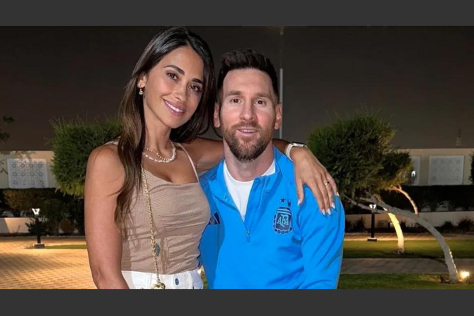 Messi revisa su celular durante partido y Antonela no lo pierde de vista. (Foto: Captura de pantalla)