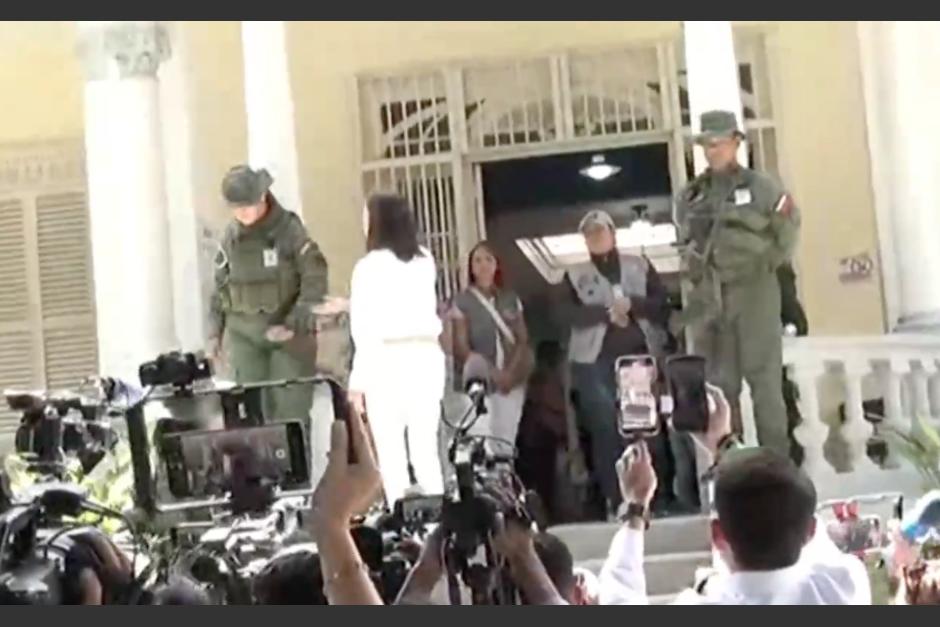 Militar rechaza saludo de María Machado durante elecciones. (Foto: Captura de pantalla)