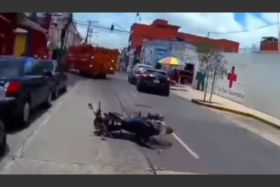 El motorista que se accidentó cuando perseguía a una ambulancia que se dirigía a cubrir una emergencia. (Foto: captura de video)