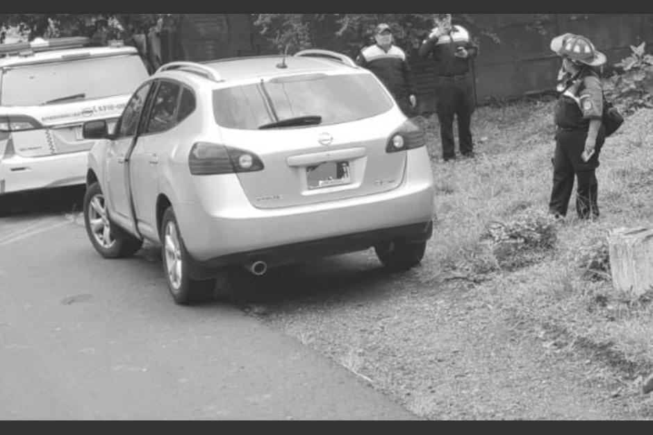 Ubican a un hombre muerto dentro de su automóvil, el cual logró estacionar cerca de un condominio en San Juan Sacatepéquez.&nbsp; (Foto: Bomberos Municipales de Mixco)&nbsp;