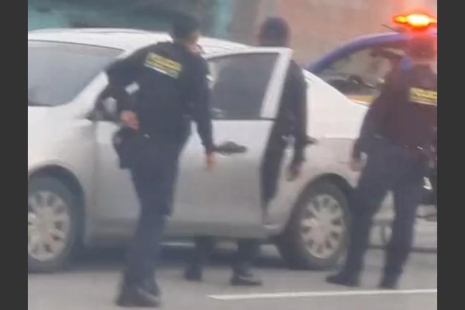 Sorprenden a pareja cometiendo actos deshonestos en un vehículo, el conductor intentó huir. (Foto: captura de video)