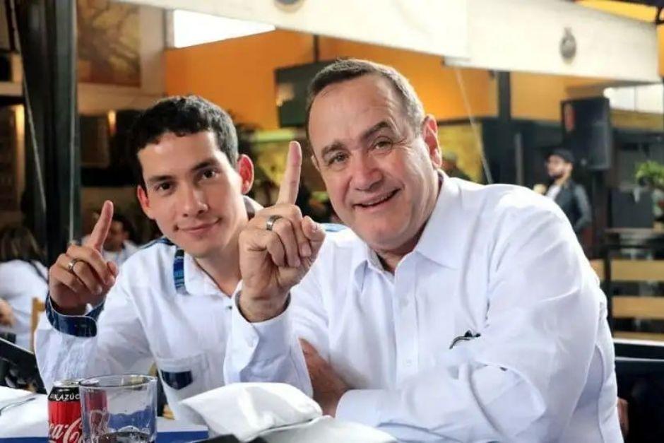 El expresidente Alejandro Giammattei comparte una residencia con el exjefe del Centro de Gobierno, Miguel Martínez. (Foto: Gobierno de Guatemala)