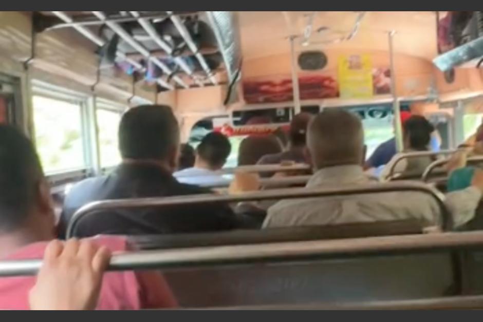 Turista reacciona al viajar "demasiado rápido" en un bus en Guatemala. (Foto: captura de pantalla)