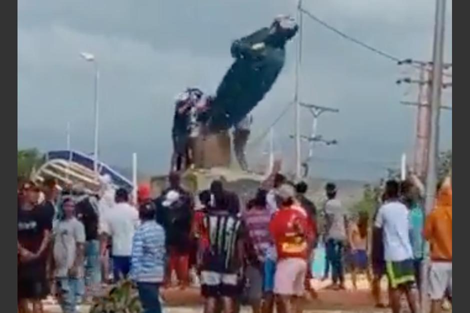 Durante protestas en Venezuela derriban una estatua del fallecido expresidente Hugo Chávez. (Foto: captura de video)