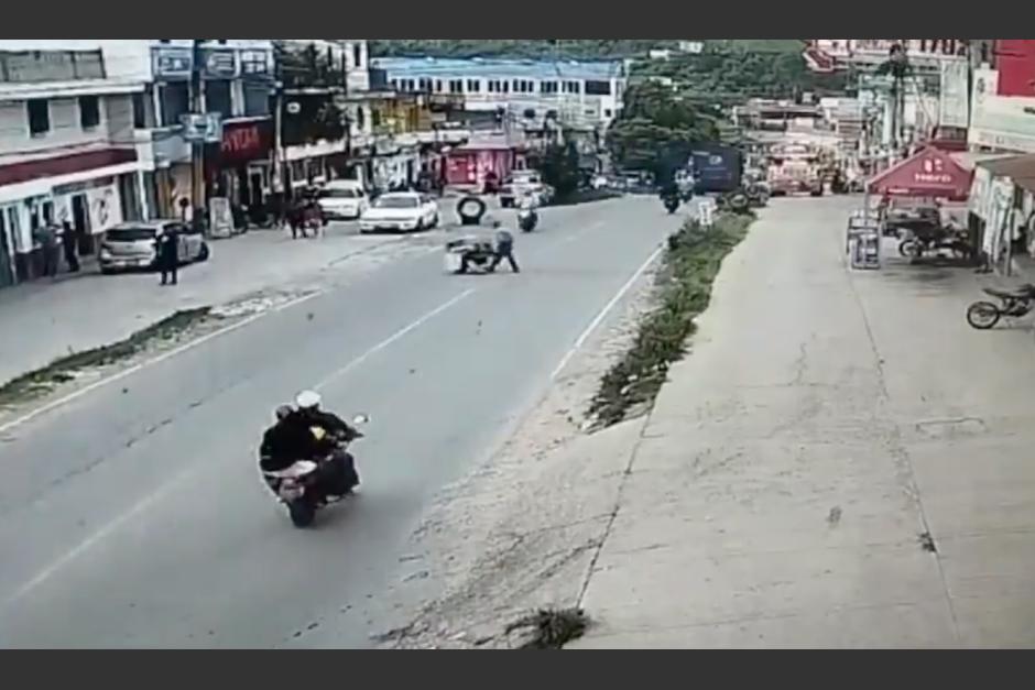 Captan el momento en que atropellan a un hombre que intentaba cruzar una calle. (Foto: captura de video)