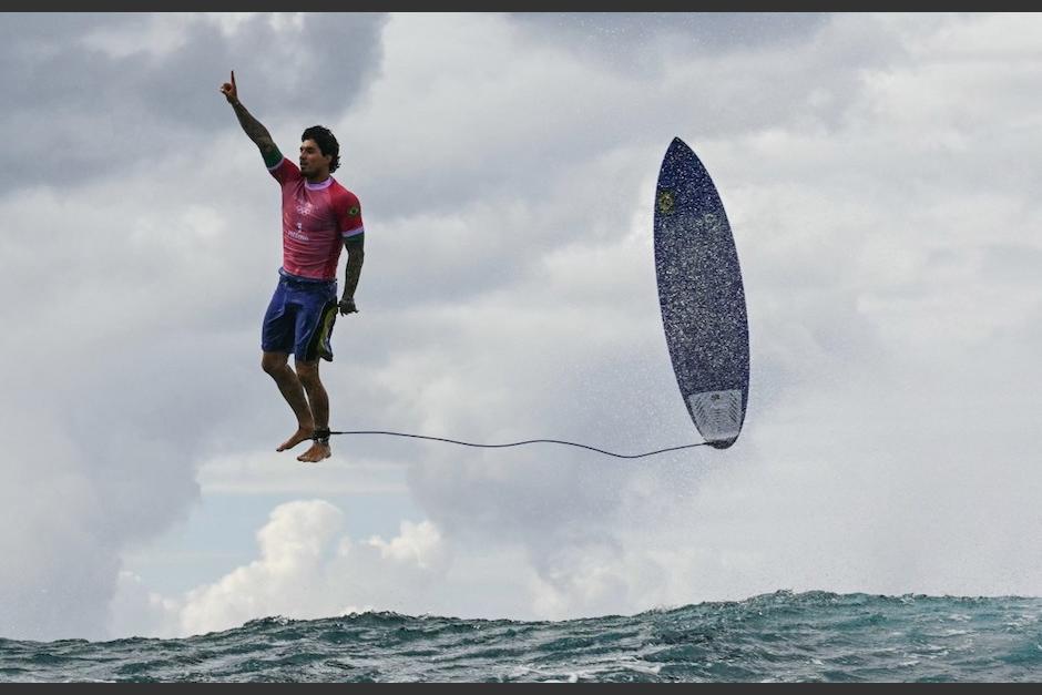 Una imagen de la competencia de surf en los Juegos Olímpicos 2024 se ha viralizado en las últimas horas. (Foto: AFP)