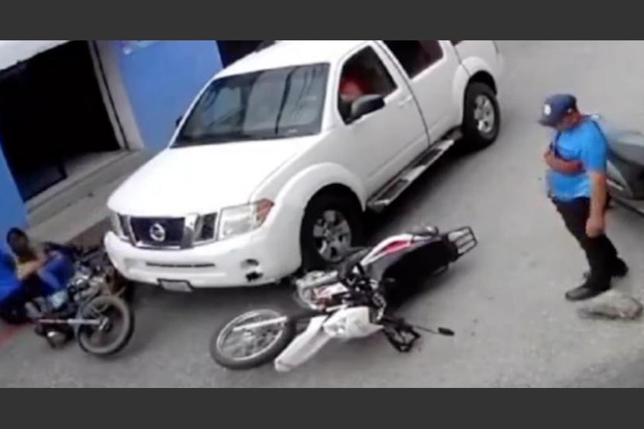 Captan el momento en que vehículo atropella a dos motocicletas que estaban detenidas. (Foto: captura de video)