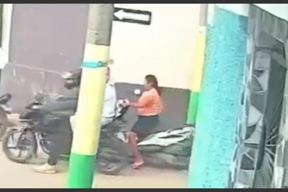 Captan el momento en que se registra un violento asalto en una calle en Amatitlán. (Foto: captura de video)