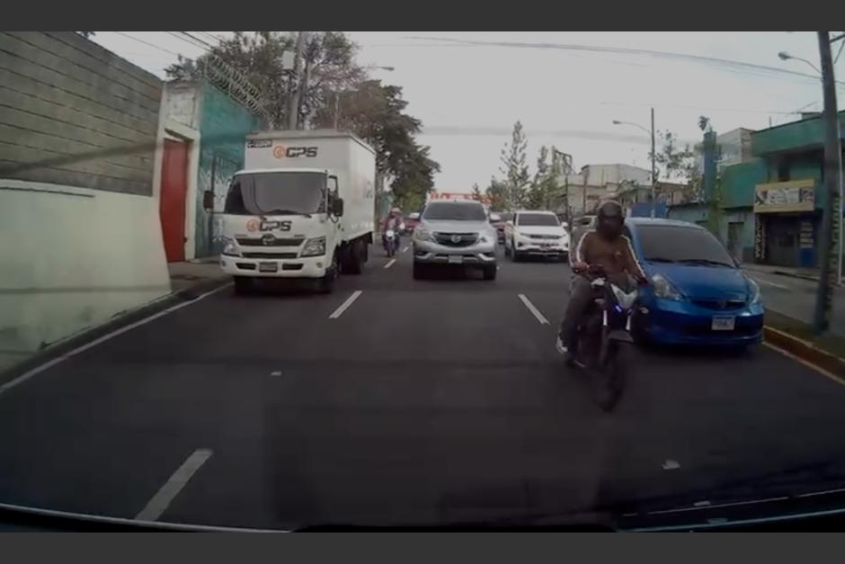 Conductor relata asalto del que fue testigo en medio del tránsito de la zona 13 capitalina. (Foto: captura de video/ Soy502)