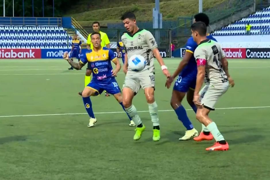 El campeón guatemalteco sufrió en su visita a la capital de Nicaragua en su debut en la Copa Centroamericana 2024. (Captura Video)