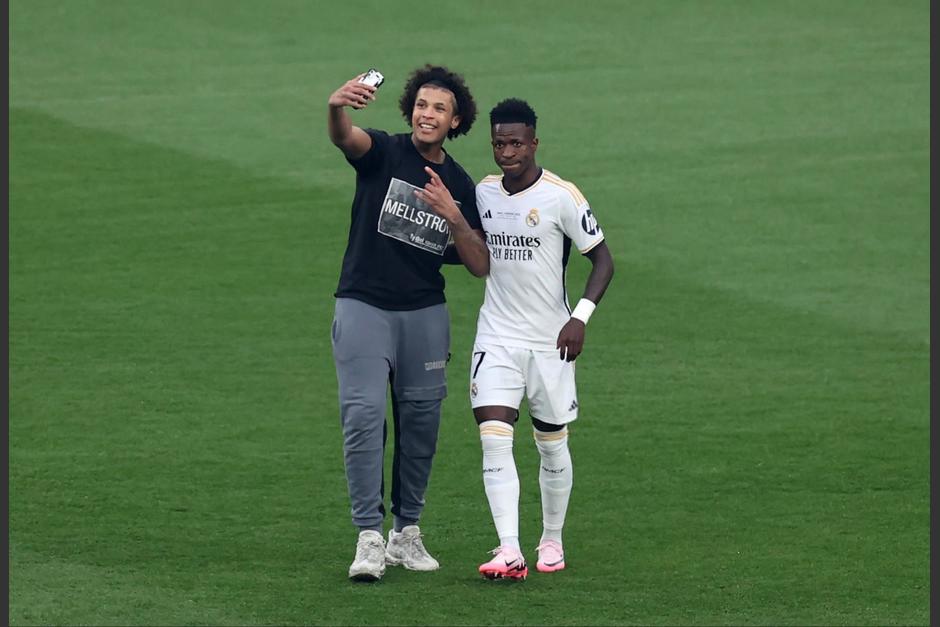Un aficionado se adentró al terreno de juego y se tomó una fotografía con Vinicius Júnior. (Foto: Centre)