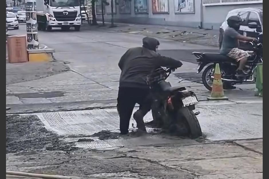 Un motorista se quedó atascado al pasar por cemento fresco en la zona 4 capitalina. (Foto: RRSS)