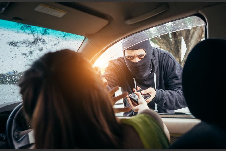 En video quedó captado el momento en que hombres armados dispararon al aire para asaltar a un conductor. (Foto ilustrativa: Shutterstock)
