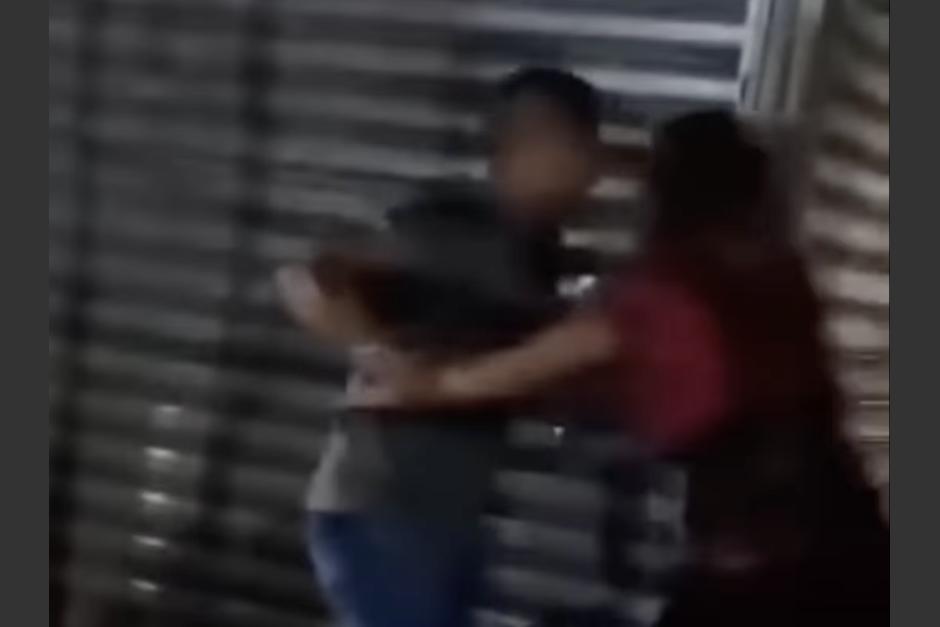 Dos hombres en aparente estado de ebriedad protagonizaron una pelea, una mujer intervino y terminó apuñalada. (Foto: captura de video)