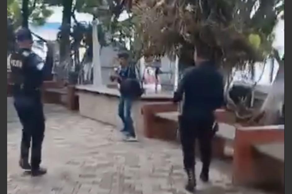 En un video quedó grabado el momento en que agentes de la PNC pelean con un hombre con machete. (Foto: captura de video)