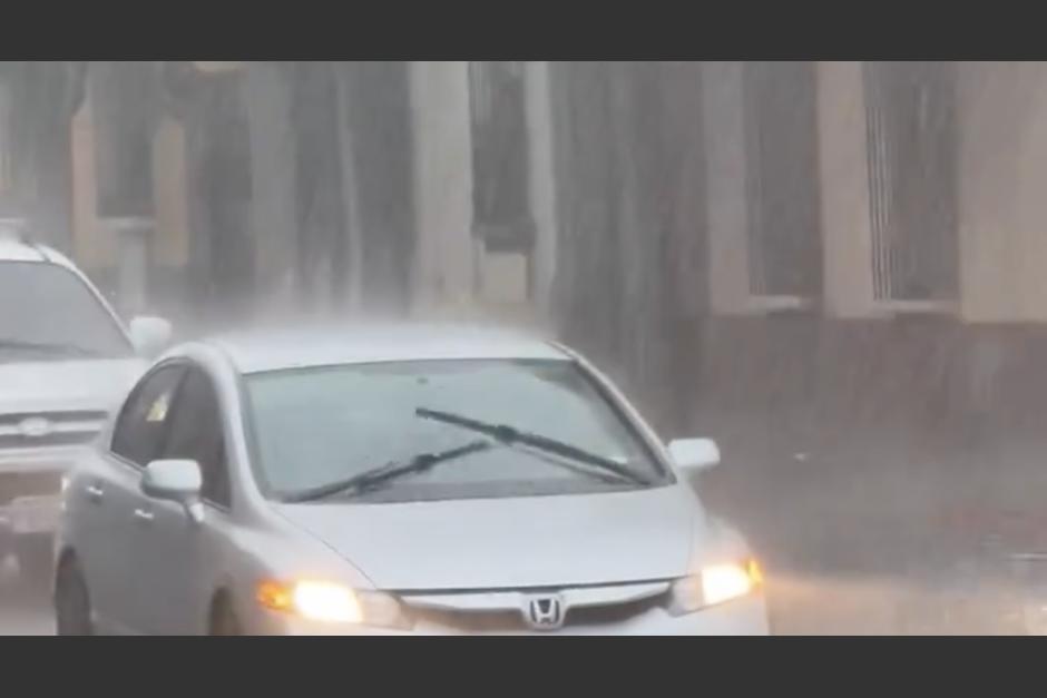 Se registran fuertes lluvias en distintos sectores de la ciudad y municipios cercanos. (Foto: captura de video/Cruz Roja Guatemalteca)