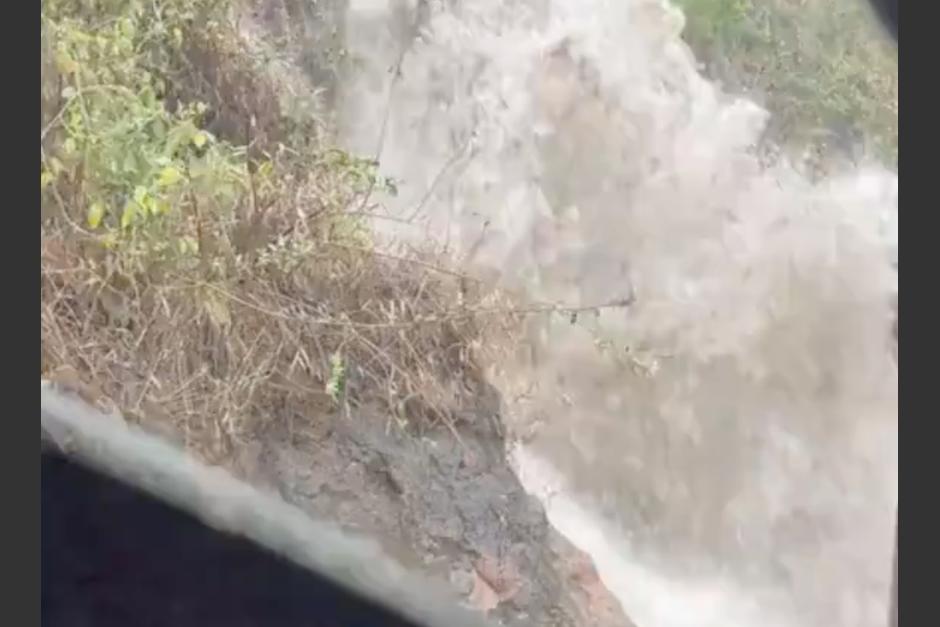 Una enorme "catarata" en la calzada La Paz preocupó a conductores. (Foto: captura de pantalla)&nbsp;