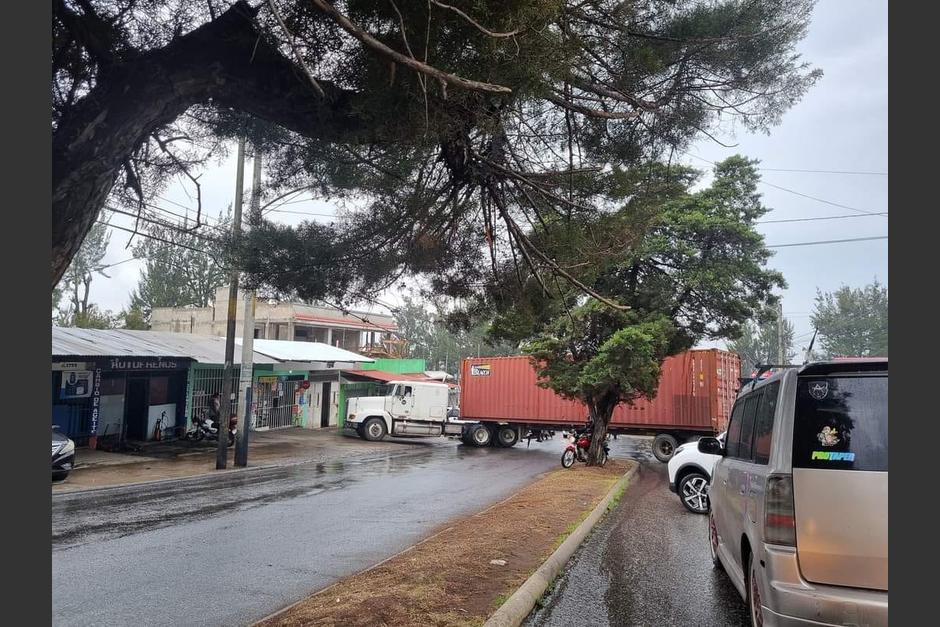 Tránsito detenido provocado por transporte pesado en Mixco. (Foto: redes sociales)