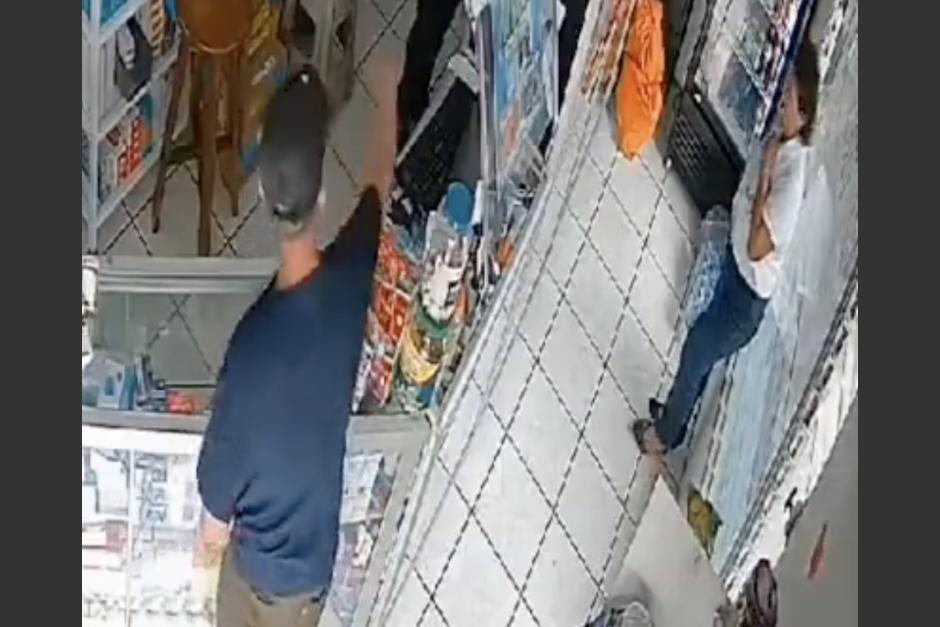 Hombres armados cometen un asalto en el interior de una farmacia en Mazatenango. (Foto: captura de video)