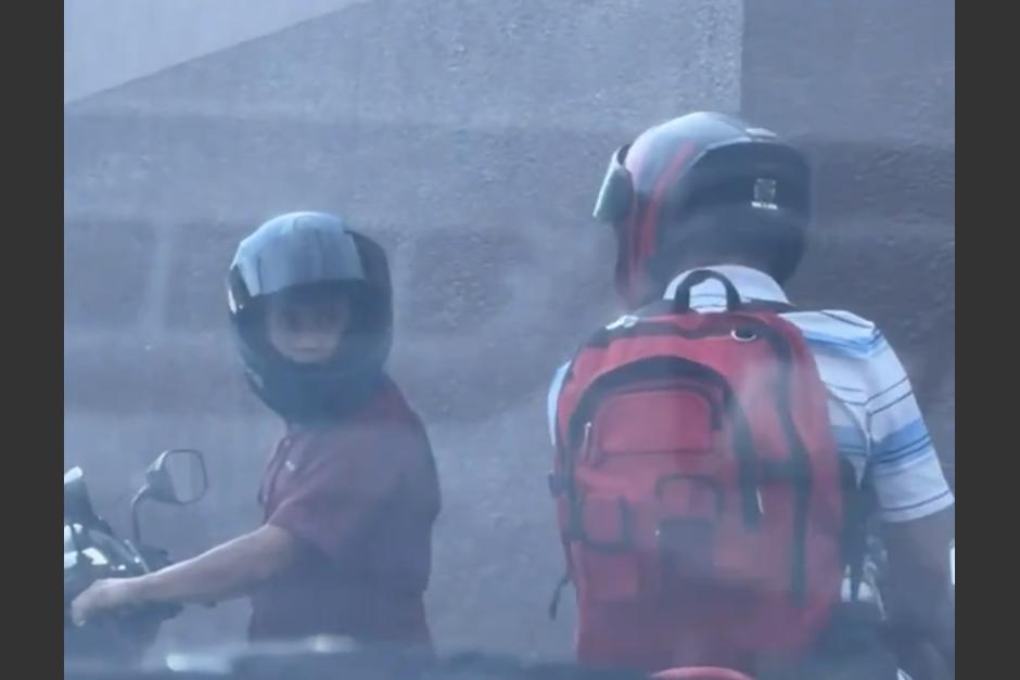 Captan el momento en que un motorista busca pelea en medio del tránsito. Las imágenes muestran que el otro involucrado le lanza un spray. (Foto: captura de video)