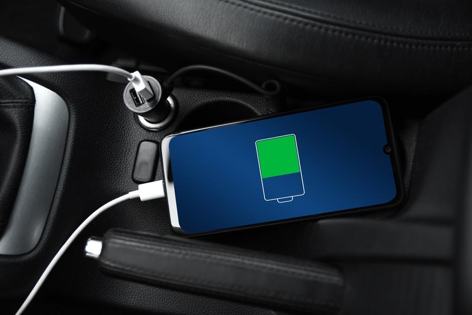 El auto no es un buen lugar para cargar tu teléfono (Foto: Shutterstock)