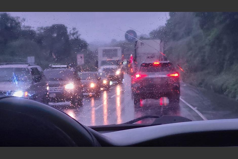 Conductores apagan sus vehículos tras quedarse varados en la ruta al Pacífico por un enorme hundimiento. (Foto: Katherine Alvarez/cortesía)