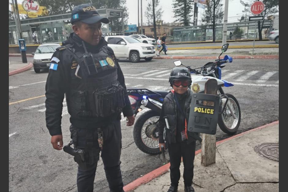 Un menor&nbsp;aseguró que cuando sea grande será un agente de la policía. (Foto: PNC)
