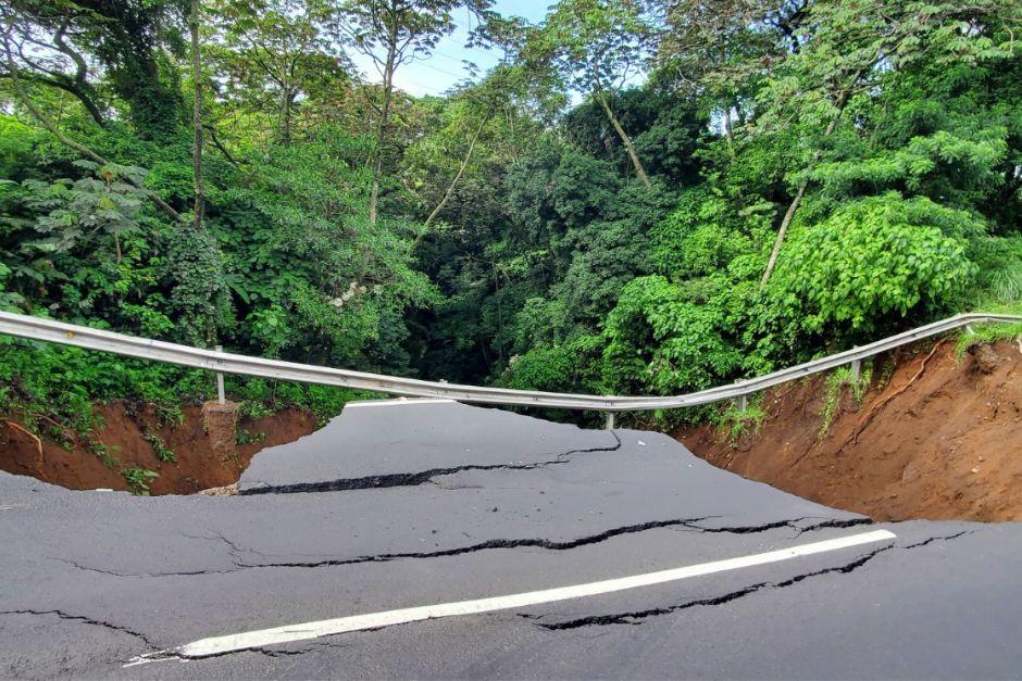 Las autoridades realizaron un cierre preventivo en la Autopista Palín-Escuintla debido a un socavamiento y hubdimientos en la ruta (Foto: Conred)