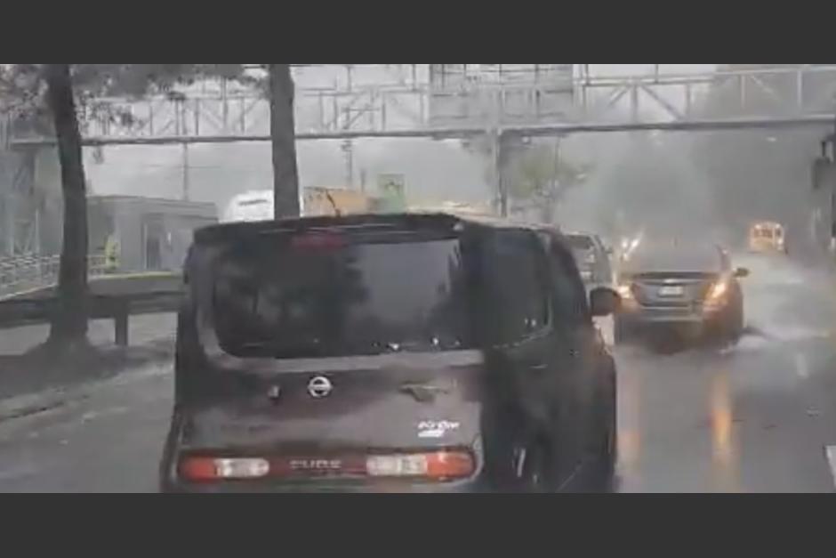 Las inundaciones que se registran este viernes en el Periférico tras las fuertes lluvias. (Foto: captura de video)