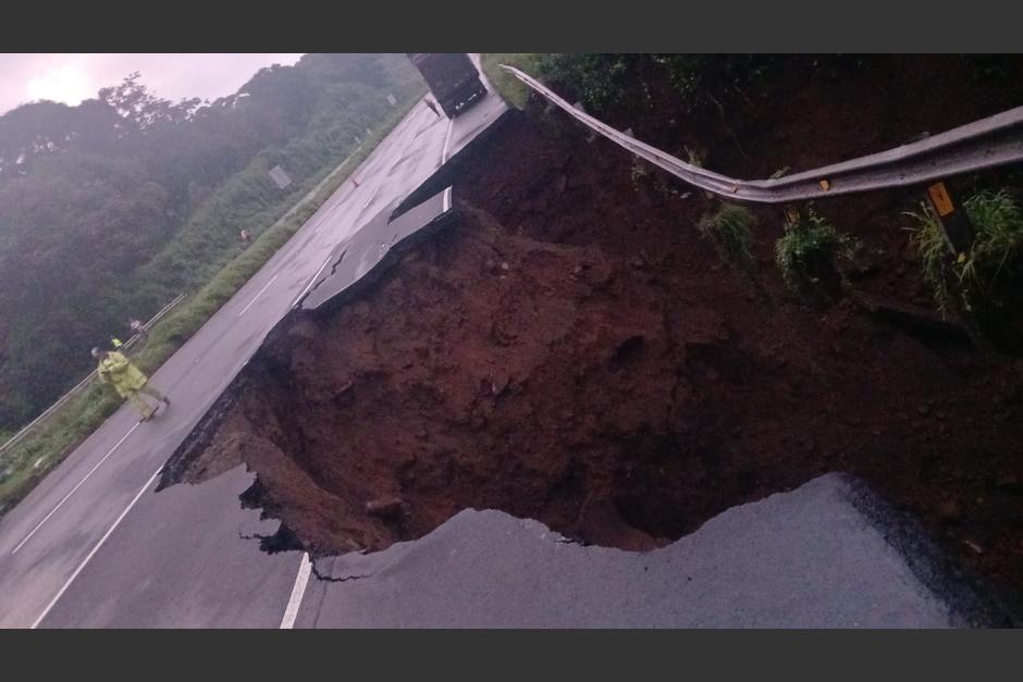 Autoridades cerraron el paso por la Autopista Palín-Escuintla debido a un socavón de grandes proporciones. (Foto: Archivo/Soy502)