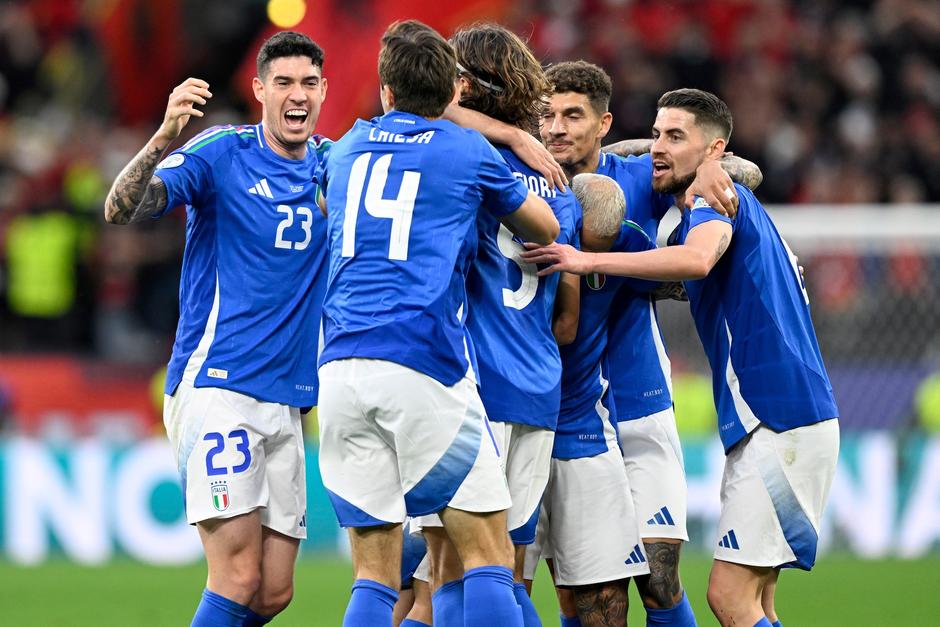 Italia se coloca como segunda del grupo B, detrás de España que venció a Croacia este sábado. (Foto: AFP)