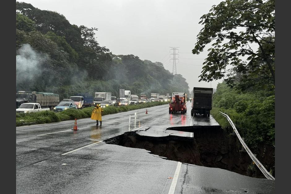 El 13 de junio se registró un derrumbe que se llevó parte de la carretera de la Autopista Palín-Escuintla, tras revisar detectaron un socavamiento y cerraron el paso. (Foto: Conred)