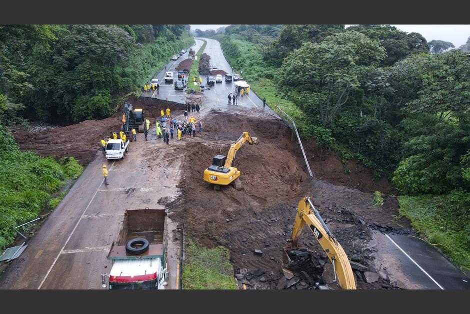Con excavadoras avanzan los trabajos de reconstrucción de la Autopista Palín-Escuintla. (Foto: CIV)