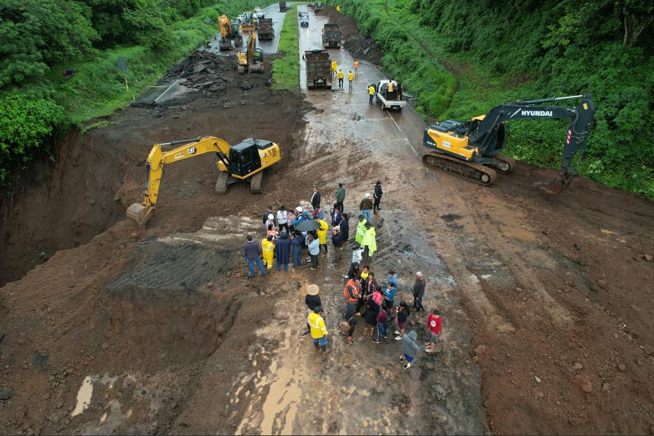 La Autopista Palín-Escuintla sufrió un socavamiento que obligó a su cierre total. (Foto: CIV)