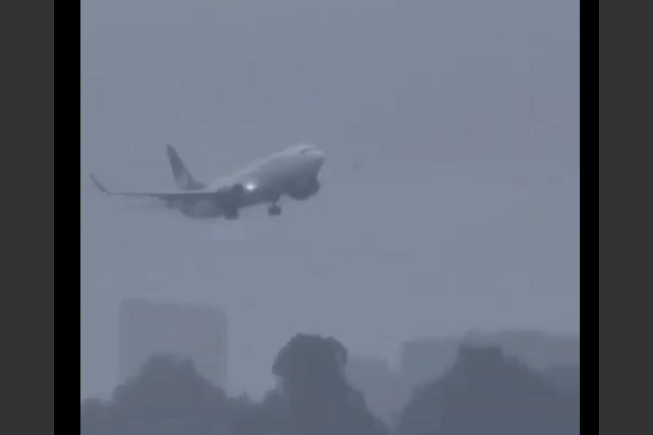 Un avión tuvo problemas de aterrizaje en La Aurora por las malas condiciones climáticas. (Foto: captura de pantalla)