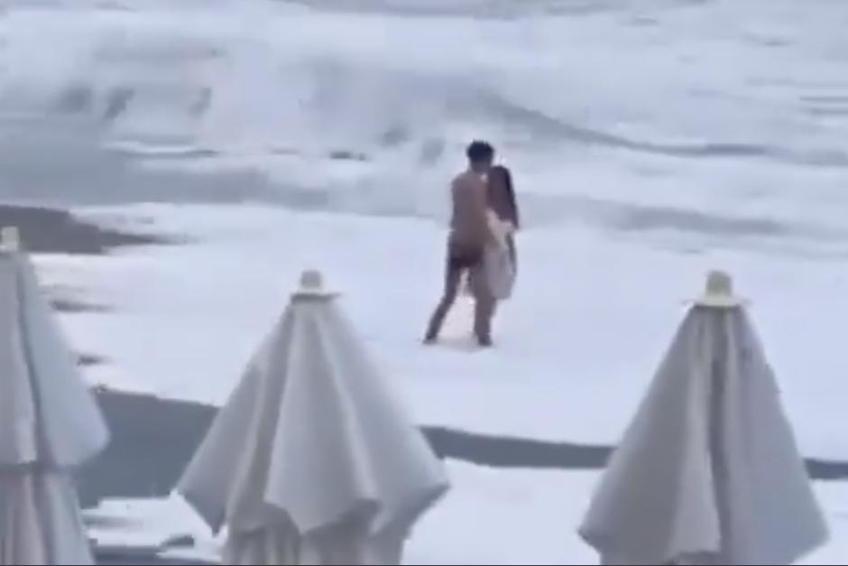 Captan el momento en que una joven fue arrastrada por una ola, cuando caminaba junto a su pareja en una playa rusa. (Foto: captura de video)