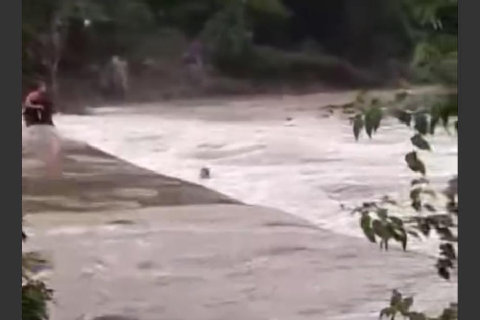 Tres personas murieron tras ser arrastradas por la correntada de un río desbordado en Jutiapa. (Foto: captura de pantalla)&nbsp;