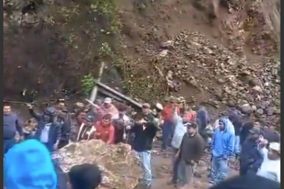 Captan en video el desprendimiento de enormes rocas. (Foto: captura de video)