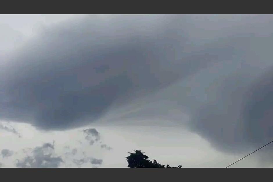 Residentes del sector observaron un peculiar fenómeno en el cielo. (Foto: redes sociales)