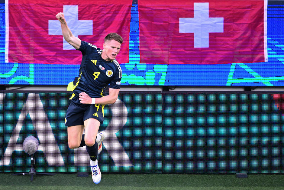 Scott McTominay anotó el primer gol del encuentro para Escocia sobre Suiza. (Foto: AFP)