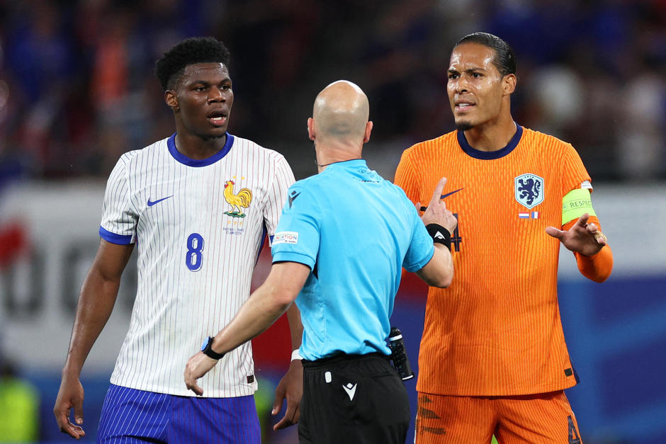 Tchouameni de Francia y Van Dijk de Países Bajos discuten con el árbitro. (Foto: AFP)