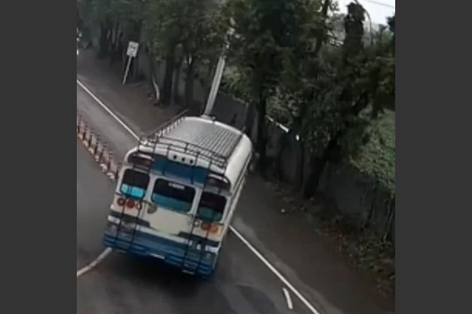 El video de la imprudencia de un bus se ha viralizado en las redes sociales. (Foto: captura de video)